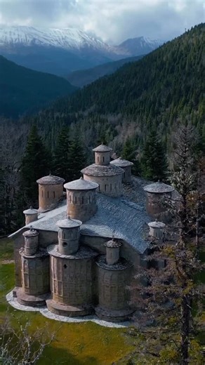 Thessaly, GR 🇬🇷 on Instagram: "🔔Η Ιερά Μονή Τιμίου Σταυρού Δολιανών Κρανιάς αποτελεί ένα από τα πλέον αξιόλογα μεταβυζαντινά μνημεία του 18ου αιώνος. Ο φερώνυμος ναός, το μόνο κτίσμα που σώζεται σήμερα, με την πρωτότυπη και επιβλητική αρχιτεκτονική του και τον πλούσιο διάκοσμο, βρίσκει την θέση που αξιολογικά του αρμόζει φωλιασμένος μέσα σε ένα καταπράσινο κατάφυτο από έλατα δάσος μιας από τις ομορφότερες και επιβλητικότερες ορεινές περιοχές της πατρίδας μας, τον Ασπροπόταμο. ⛪️Το οικοδόμημα 