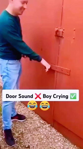 Hilarious Door Sound Prank Reaction