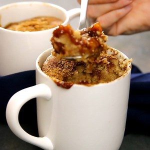 Apple Pie Mug Cake, everything you love about cinnamon & apple pie in an easy 3-minute mug cake. Quick & easy desserts don’t get any better than this. FULL PRINTABLE RECIPE HERE: http://www.kleinworthco.com/2016/09/apple-pie-mug-cake.html | Yummi Haus - Deliciously Easy Recipes