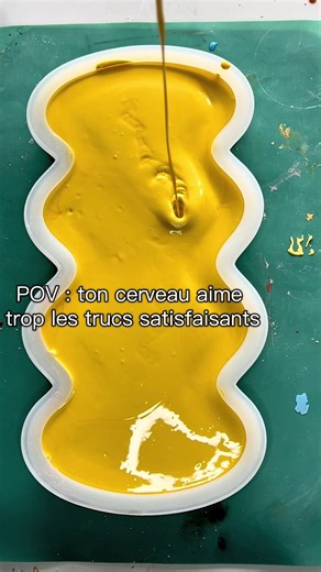 POV : t’étais juste en train de scroller et maintenant tu regardes du jaune couler comme si ta vie en dépendait. Un des moments les plus satisfaisants du process — le coulage Jesmonite, version soleil liquide. Attends le démoulage… 👀✨ #j#jesmonitep#processarto#oddlysatisfyings#satisfyingvideod#designprocess