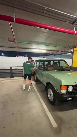 ชมรถคลาสสิคแลนด์โรเวอร์สวยสะดุดตา