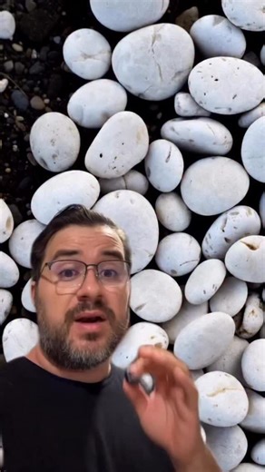 Ângelo | Bíblia on Instagram: "A PEDRA BRANCA DE APOCALIPSE Jesus promete dar uma pedra branca com um nome secreto para quem vencer. Parece estranho? Espera até entender o significado. Em Apocalipse 2:17, Jesus diz: “Ao vencedor, darei do maná escondido e lhe darei uma pedrinha branca, e sobre essa pedrinha um novo nome escrito, o qual ninguém conhece, exceto aquele que o recebe.” Mas o que significa essa pedra branca? No mundo romano do primeiro século, pedras brancas tinham múltiplos significa