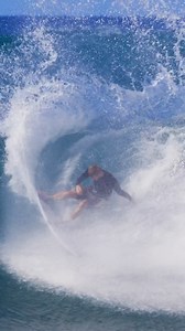 Between contest days at Pipe. Full session on our Youtube - 🎥 @erik_knutson_ | John John Florence