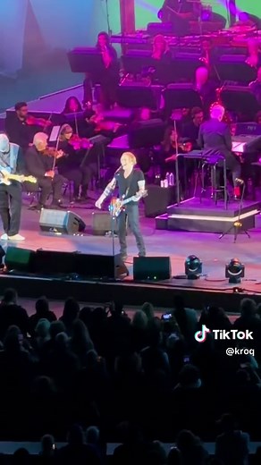 @Danny Elfman performed the #OingoBoingo classic “Dead Man’s Party” Sunday night at the @HollywoodBowl with Ilan Rubin, Stu Brooks, Nili Brosh, Robin Finck and original Boingo guitarist Steve Bartek. #dannyelfman #nightmarebeforechristmas #80smusic
