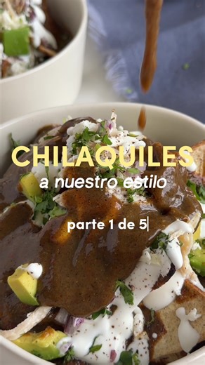 CHILAQUILES CON SALSA TATEMADA DE CHIPOTLE Bienvenidos a nuestra serie de “CHILAQUILES A NUESTRO ESTILO” 1 de 5❤️ 4 PERSONAS INGREDIENTES: PARA LA SALSA: -3 chiles chipotles secos (puedes desvenarlos si prefieres que no pique) -⅓ de cebolla -12 Tomates verdes -2 dientes de ajo chicos -Sal y pimienta -⅓ de taza de caldo de pollo para ajustar consistencia PARA SERVIR: -Totopos de maíz horneados (15 aprox por persona) @sanissimomx -¼ de taza de crema -¼ taza de cebolla morada picada -¼ de taza de c