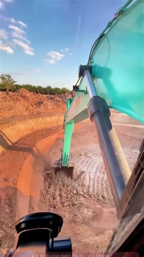 Construction Site Digging Record: Full Process of Excavator Loading Soil