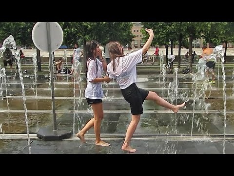 Wet T-shirts, or Girls and a fountain ! / Мокрые майки, или Девушки и фонтан !
