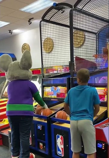 Chuck E Cheese playing basketball 🏀