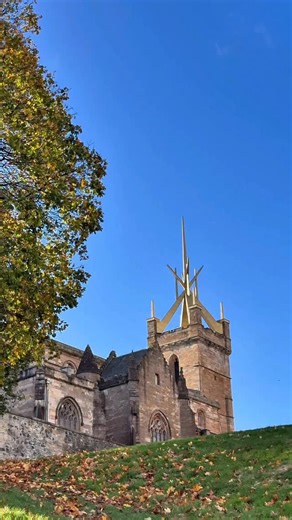 🍂 Autumn in Linlithgow. Golden leaves, calm loch waters, and a palace that’s seen centuries of Scottish history. Timeless, peaceful, and proudly Scottish. #TartanVikingTours | Tartan Viking