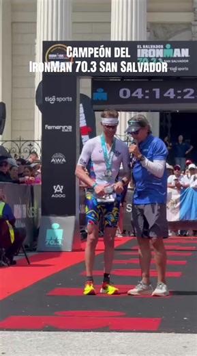 ¡Habemus campeón en el corazón de San Salvador! 🏆🇸🇻 Raúl Tejada se ha coronado como el rey absoluto del primer IRONMAN 70.3 El Salvador, deteniendo el cronómetro en un espectacular tiempo de 4:12:58. Cruzar la meta en el Centro Histórico después de nadar, pedalear y correr bajo el sol salvadoreño es una hazaña que quedará grabada en la historia deportiva del país.