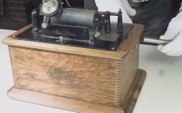 Edison_Phonograph_爱迪生发明的留声机