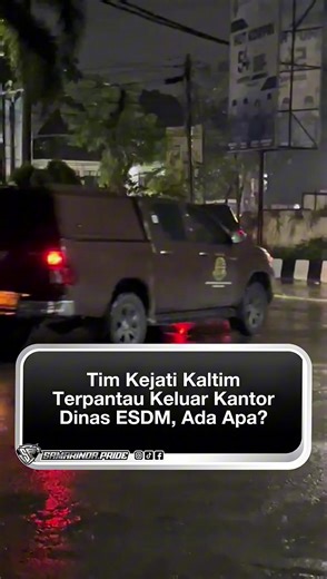 Aktivitas tak biasa terlihat di Kantor Dinas Energi dan Sumber Daya Mineral (ESDM) Provinsi Kalimantan Timur di Jalan MT Haryono, Samarinda Ulu, pada Senin (16/3/2026) sore. Sejumlah kendaraan operasional milik Kejaksaan Tinggi (Kejati) Kalimantan Timur terpantau terparkir di halaman kantor, menandai kedatangan tim penyidik yang melakukan pemeriksaan. Berdasarkan pantauan sekitar pukul 16.45 WITA, beberapa petugas kejaksaan terlihat masuk ke dalam gedung untuk melakukan serangkaian pemeriksaan. 