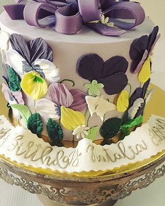 2K views · 64 reactions | One of a kind "Bow Garden cake" May look simple but each petal is carefully handcrafted, assembled on a span of hours and that bow bunch was made days before so that every loop could hold up to the arrangement! What do you think of this prettiness? ✨殺 | Once Upon A Cake | Facebook