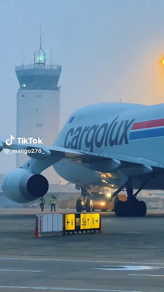 Boeing 747-400F CargoLux Pushback Maneuver