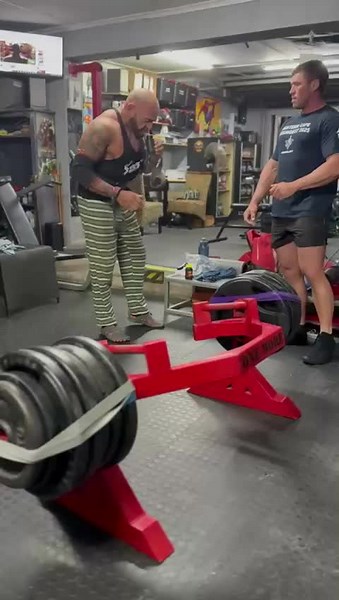 some heavy training with the boys🤣💪 #oomink #hinhinpappie #eksweerekprobeer #fokkenlekker #gasstationready #fitover50 #hexbar #hexbardeadlift