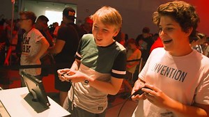 Zuhause UEFA Champions League schauen, unterwegs selber spielen! Wir haben Besucher auf der gamescom gefragt, was sie von EA SPORTS™ FIFA 19 für Nintendo Switch halten. | Nintendo Switch