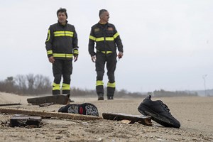 Au moins 62 personnes meurent à quelques mètres des côtes italiennes dans « l’indifférence générale »