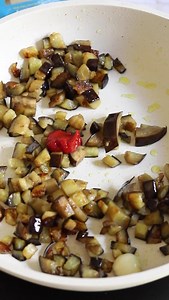 Mezze Maniche Rigate n°136 con melanzane, pomodori secchi e ricotta. Una ricetta creativa e gustosa!😋 Scoprila a questo link: https://bit.ly/mezze_maniche_rigate #AllaDeCecco #mezzemanicherigate #estate #pasta #ricette | De Cecco