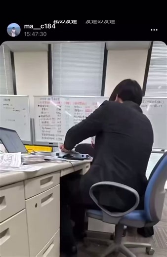 今回の本質はZ世代が危ないではないわね。本質は、スマホが個人の承認欲求を、組織の信用リスクに直結させてしまったこと。銀行内での私物スマホ撮影、BeReal投稿、背景に映る業務スペースや資料。これが事実なら、単なる若者の悪ふざけではなく、金融機関における情報管理、従業者監督、内部統制の問題になります。金融機関には顧客情報の安全管理や従業者監督が求められ、漏えい時の報告体制も問題になります。金融庁、個人情報保護委員会の資料でも、金融分野は特に厳格な管理が求められる領域です。 たった1人の投稿が、本人の処分だけで終わらず、支店、銀行、本部、上司、そしてZ世代全体への不信に変わっていくことは怖いわね。これはバイトテロと同じ構造なの。ブロンコビリーの冷凍庫写真、くら寿司の不適切動画、スシロー迷惑動画、ドミノ・ピザの不適切動画。どれも最初は一人の軽いノリだったでしょ？しかし結果は、謝罪、処分、法的措置、損害賠償、店舗閉鎖、ブランド毀損へ広がりました。ブロンコビリーでは店舗閉鎖と損害賠償検討、くら寿司では刑事・民事の法的措置準備、スシロー迷惑行為では高額な損害賠償請求が報じられています。 さらに医療