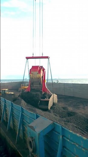 close up grab unloading coal !!!