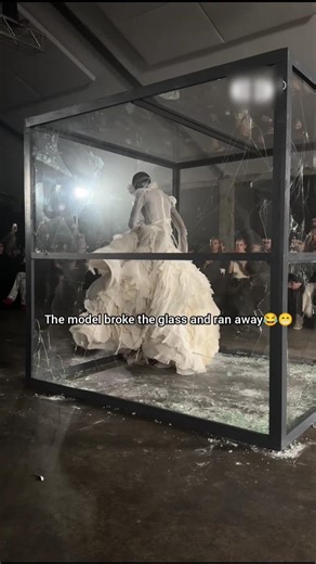 The model broke the glass and ran away#anokyai