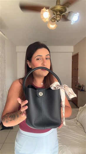 Olha essa bolsa da Bostanten. O acabamento é lindo, o couro PU texturizado dá uma aparência super sofisticada, ela tem fechamento magnético, vem com alça de mão, alça transversal ajustável e ainda acompanha esse lenço de seda!! E se você quiser ver as outras cores disponíveis, dá uma olhadinha no carrinho laranja, porque eu fiquei realmente em dúvida sobre qual escolher! TODAS PERFEITAS!! 🤌🏼 #bostanten #bolsa #bolsafeminina
