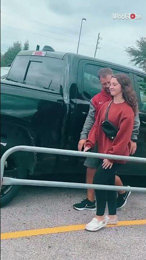 Dad embarrasses teenage daughter 😂