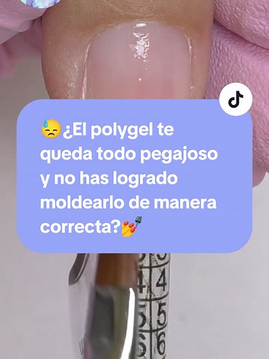 😓¿Eres de las que el polygel le queda todo pegajoso y no has logrado moldearlo de manera correcta?💅 🥰Si esa es tu historia, este paso a paso es para ti Comienzo limpiando las manitos, luego voy a comenzar a darle forma redondeada para que sea más fácil el montaje del molde. 💅Luego de hacer una buena limpieza vamos a cerrar la preparación, en este caso con una Lima que no sea muy gruesa para no maltratar la uña natural, retiramos todo el polvillo que hemos dejado y posicionamos muy bien el mo