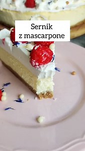 Sernik z mascarpone ♥️ Najlepszy, kremowy, delikatny 😍 Jest to sernik, który dzięki długiemu pieczeniu z udziałem pary wodnej w niskiej temperaturze wychodzi bardzo delikatny 😉 Masa serowa to pół na pół mascarpone i zmielony twaróg. Sernik robi się ekspresowo. A ozdobiony bitą śmietaną pięknie się prezentuje ❤️ https://gotujzcukiereczkiem.pl/ciastka/sernik-z-mascarpone/ SPÓD: 200g ciasteczek pełnoziarnistych np. Digestive, 65g masła, MASA SEROWA: 500g sera twarogowego trzykrotnie zmielonego, 5