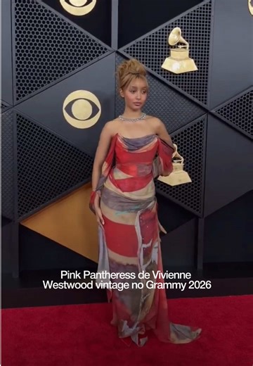 PinkPantheress acaba de chegar ao tapete vermelho do Grammy 2026 usando Vivienne Westwood vintage 2012. Lindo, né? O que acharam do look? #pinkpantheress #pinkpantheressedit #grammy #grammys #grammy26