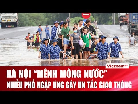 Some Hanoi streets are still flooded, many drivers have to turn around