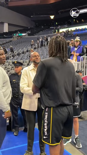 Andre Iguodala on the building! 👋 | Golden State Warriors