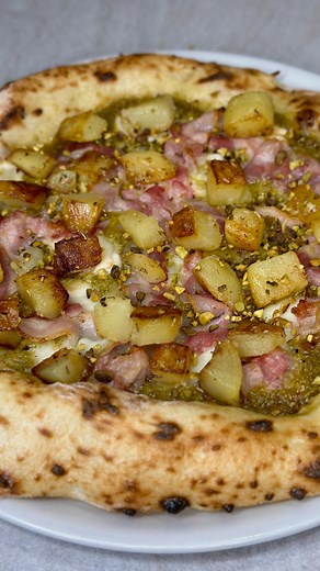 Cristiana Micale | Cottura pizza e pane fatti in casa on Instagram: "Pizza pesto di pistacchio e pancetta Marzo è il mese delle donne e di un appuntamento che non perdo mai: il #womenspizzamonth Quali donne mi hanno ispirata e sostenuta? Senza dubbio @monica.forgione @realcleverfood e @pizzarosha Vi ringrazio con tutto il cuore❤️ Questo abbinamento spaziale è opera di @beppe_19_ che per la Pizza del Mese di Marzo con protagonista il pistacchio, mi ha subito convinta! Passiamo alla pizza: 🔸Pesto