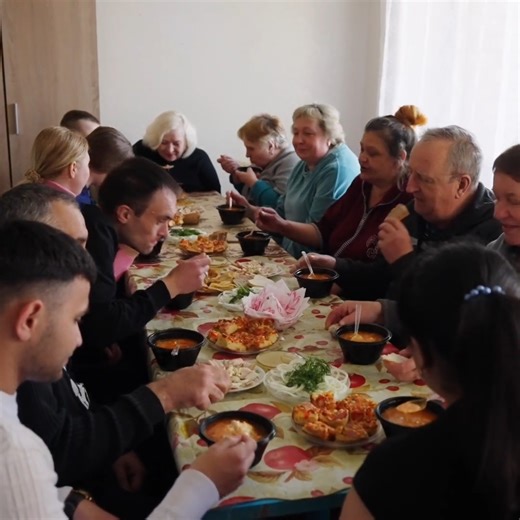 Hot meals and food kits power WCK’s #ChefsForUkraine efforts. Our Emergency Response Teams mobilize quickly wherever strikes hit hardest, serving hot meals to impacted residents and first responders working at the scene. We deliver both hot meals and food kits to communities across Ukraine, ensuring families have access to meals even when power or water outages make it impossible to cook. We also create special children’s kits filled with nutrient-packed snacks and sweet treats—bringing moments 