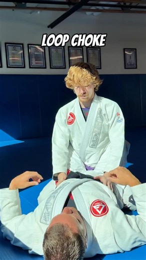 The Loop Choke 🌪️ 👉🏼 follow @graciebarrajiujitsuvc and @andrealmeidajiujitsu to level up your BJJ game 🔥 | Gracie Barra Jiu Jitsu