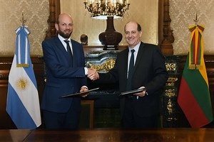 REUNIÓN DE CONSULTAS POLÍTICAS CON LITUANIA Se realizó la tercera edición de las Reuniones de Consultas Políticas entre la Argentina y Lituania. Los vicecancilleres de ambos países, el Embajador Daniel Raimondi por nuestro país y el Embajador Darius Skusevicius por Lituania, firmaron un Acuerdo de Cooperación Económica y dialogaron sobre distintas iniciativas en materia de derechos humanos, beneficios consulares para ciudadanos de ambos países, cooperación judicial, posiciones comunes en foros i
