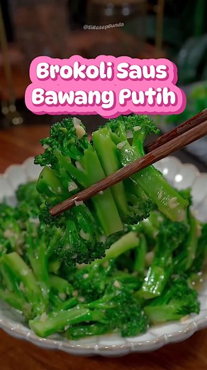 🥦🧄 Brokoli Goreng Saus Bawang Putih Lauk sehat yang satu ini cocok banget buat makan malam! 😍✨ Brokolinya segar renyah, disiram saus bawang putih gurih dan wangi — simple tapi istimewa 💛🍴 📝 Bahan-bahan: 1 bonggol brokoli, potong per kuntum kecil 3 siung bawang putih, cincang halus 1 sdm saus tiram ½ sdt garam ½ sdt kaldu ayam bubuk ½ sdm tepung maizena, larutkan dengan 3 sdm air 2 sdm minyak goreng 👩‍🍳 Cara Membuat: Potong brokoli, lalu rebus selama ±1 menit hingga setengah matang. Angka