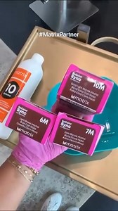 Transformation made with love ❤️, joy 🤗, and mocha 🍫! When your client has a fun time in the salon & leaves with stunning hair = SUCCESS ✅. #MatrixPartner @karenkolors used her favorite #MatrixColor products, High Riser & SoColor Sync, to give her client that new year, new hair feeling. We’re LIVING for this mocha moment 🥰🙌! Like this post if you are too! Formula: Pre-lighten: High Riser 20 Vol (6%) Base: SoColor Sync 6M 10 Vol (3%) Mids & Ends: SoColor Sync 7M 10M 10 Vol (3%) #MatrixColor #