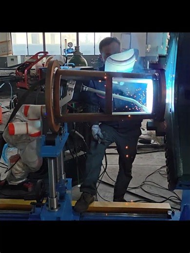 What is a cobot? This is cobot welding #collaborativerobot #steelstructure #shipbuilding