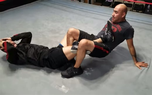如何在职业摔角中使出Figure 4 Leg Lock（四型锁腿/四字腿部固定）