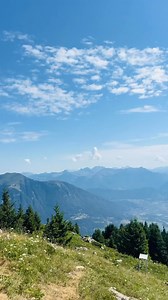 🌿 Idée rando – Pointe d’Andey au départ du plateau de Solaison 🏞️�Une boucle accessible et panoramique au départ du plateau de Solaison, entre alpages et crêtes. En moins de deux heures, on rejoint un sommet offrant une vue spectaculaire sur le bassin lémanique, le Bargy, les Aravis et bien sûr, le Mont-Blanc en toile de fond.�À faire en toute saison!📍 Pointe d’Andey – Plateau de Solaison👉Départ à 14km de Bonneville �🥾 2h05 A/R – 330m D - 3,44km�🔁 Boucle⚠️Partir tôt le matin pour éviter le