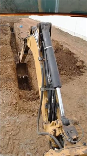 Seperating dirt from gravel like a pro #trenching #caterpillar #jcb