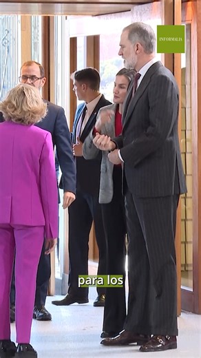 💶 Felipe VI y Letizia se aplican la subida salarial de 1,5% para los funcionarios: el Rey percibirá 290.000 y la Reina 160.000 🔗 Todos los detalles en el siguiente enlace: www.eleconomista.es/informalia/casas-reales/noticias/13773758/02/26/felipe-vi-y-letizia-se-aplican-la-subida-salarial-de-15-para-los-funcionarios-el-rey-percibira-290000-y-la-reina-160000.html?utm_medium=social&utm_source=facebook&utm_campaign=videosinformalia | Informalia