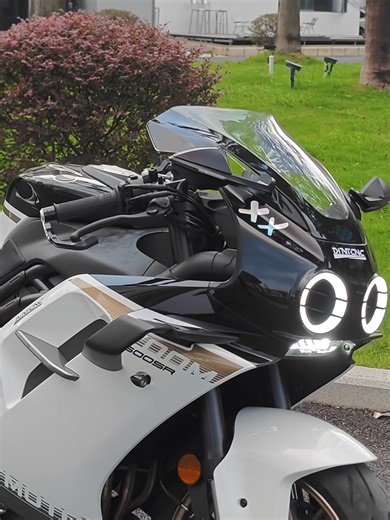 CFMOTO 500SR VOOM Baharu 🔥 Harga : RM 35,888 💥 Enjin Inline-4. Rekaan Retro Moden. Pecutan Luar Biasa. Gabungan gaya klasik dan prestasi moden – 500SR VOOM adalah jentera sportbike pertengahan yang paling mengujakan! ⚙️ Prestasi Hebat ✅ Enjin 499cc, 4-Silinder Sejukan Cecair ✅ Ram Air System ✅ 58kW Kuasa Maks (81.8HP) ✅ 0–100km/h hanya 4.2 saat ✅ Kelajuan Maksimum: 220km/h 🧠 Teknologi Pintar ✅ Skrin TFT 5” Lengkung Navigasi ✅ Port Caj USB Type-C & A ✅ TBOX (opsyenal) Aplikasi CFMOTO RIDE 🛡️ 