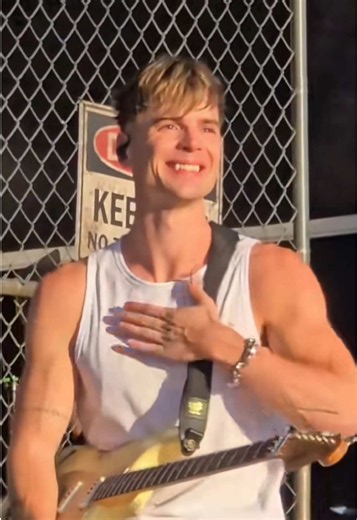 Boardmasters had Ren in tears during “Chalk Outlines”… His journey is truly something special 🥹 #renmakesmusic #live #ukartist #emotional #songwriter