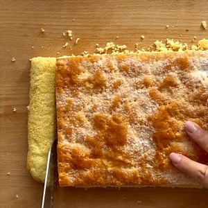 🎂 Un classico della pasticceria che non delude mai! Sfoglia croccante, pan di Spagna soffice, crema pasticcera e un morso che sa di festa! 👇 Guarda la video ricetta completa qui: https://www.cookaround.com/ricetta/Torta-diplomatica.html | Cookaround - Cucina e Ricette