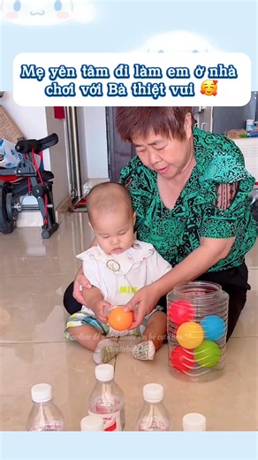Em chơi với Bà thiệt vui😙 👉🏻 Bóng nhựa nhiều màu sắc 😚 https://s.shopee.vn/30f9lf35En #funnybaby #cutebaby #baby #babylove #cute #embe #embedethuong #babiesoftiktok #xuhuong #fyp #embecute #embecuatui #dodungchobe #chamsocmebe #funnybabyvideos #foryou #embedangyeu | Em Bé Cutie