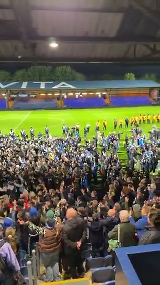 Icelandic striker Beno Andresson celebrates #StockportCounty's Wembley appearance and his call-up to the senior national team - by leading the thunderclap at Edgeley Park for the remaining pitch invaders.🇮🇸🇮🇸🇮🇸
