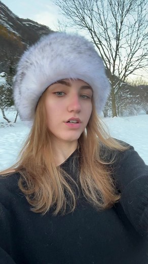 Bozze e Capelli: Il Fascino di Francesca Chiri