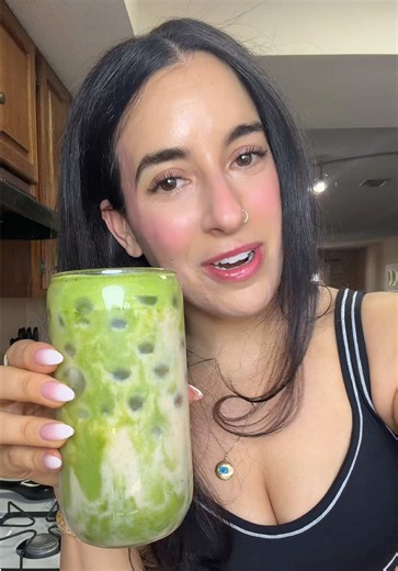 Happy matcha monday! My version of a banan milk matcha #matchalatte #icedlatte #matcha #greentea